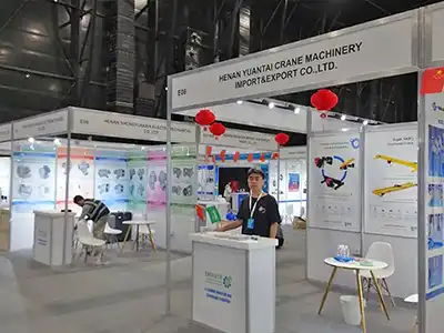 Saudi Arabian industrial buyers consulting with the Yuantai Cranes team about overhead cranes and customized lifting equipment.